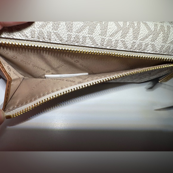 Michael Kors Monogram Vanilla Jet Set Trifold Wallet - Picture 5 of 6